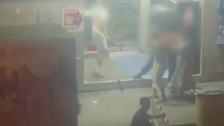 VIDEO Conflict violent &icirc;ntre două familii de rom&acirc;ni, &icirc;n Dortmund. S-au lovit cu sticle, sc&acirc;nduri și arme albe