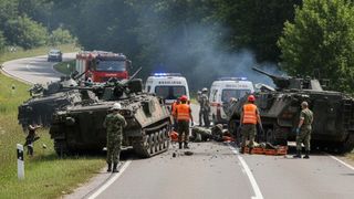 VIDEO 11 militari răniți &icirc;n Sălaj, după ce trei blindate ale Armatei Rom&acirc;ne s-au ciocnit. &Icirc;n ce stare sunt victimele