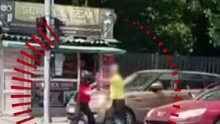VIDEO Motociclistă atacată &icirc;n plină stradă de un bărbat. De la ce a pornit conflictul 