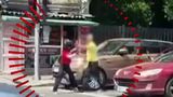 VIDEO Motociclistă atacată &icirc;n plină stradă de un bărbat. De la ce a pornit conflictul 