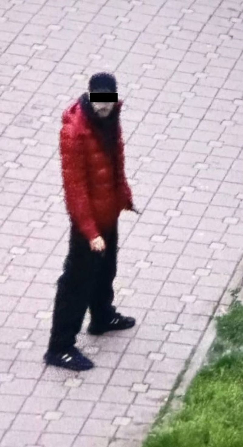Tânărul acuzat că și-a înjunghiat mortal tatăl a fost surprins de camerele video
