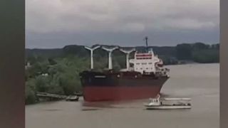 VIDEO Incident naval pe Dunăre. Un cargo scăpat de sub control a distrus un ponton și a scufundat o barcă, &icirc;n județul Tulcea
