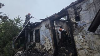 Casă mistuită de flăcări &icirc;n Botoșani. Doi bărbați erau &icirc;n locuință atunci c&acirc;nd a luat foc