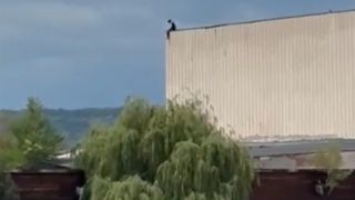 Copil, fotografiat pe marginea unui acoperiş. Minorul se afla la zeci de metri &icirc;nălțime, &icirc;n T&acirc;rgu Jiu