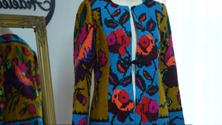 VIDEO Tradiția prinde viață &icirc;n moda contemporană. Haine confecționate din covoarele de pe pereți