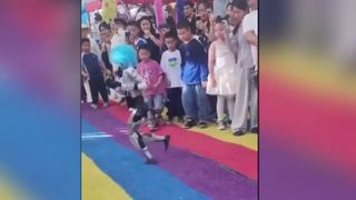 VIDEO Copil lovit de un robot. Incidentul s-a petrecut &icirc;n China 