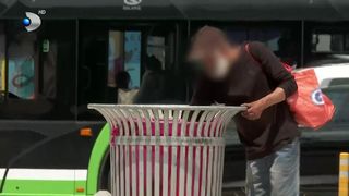 VIDEO &bdquo;Este singurul mod prin care pot să str&acirc;ng bani&rdquo;.  Pensionarii adună sticlele reciclabile
