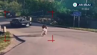 VIDEO Două fetițe din Sălaj au fost lovite &icirc;n plin de o mașină &icirc;n timp ce se plimbau pe o bicicletă