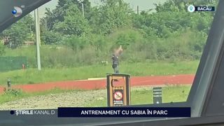 VIDEO Incident șocant &icirc;ntr-un parc din Bacău! Un instructor de arte marțiale din Bacău, surprins cu o armă de antrenament din plastic
