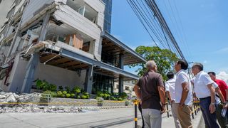 Președintele republicii Filipine, &icirc;n vizită la un spital prăbușit