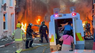 VIDEO Revolte stradale &icirc;n Belfast &icirc;mpotriva imigranților, după un atac violent al unui somalez."Este șocant și inacceptabil", spune premierul Keir Starmer