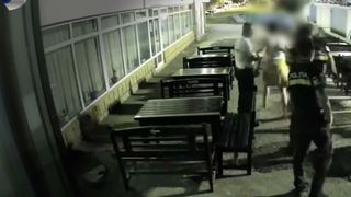 VIDEO Scandal violent la o terasă din Tulcea. Un bărbat agresiv a fost &icirc;ncătușat și dus la Psihiatrie