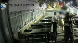 VIDEO Scandal violent la o terasă din Tulcea. Un bărbat agresiv a fost &icirc;ncătușat și dus la Psihiatrie
