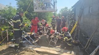 VIDEO Fetiță blocată la 8 metri ad&acirc;ncime, după ce a căzut pe l&acirc;ngă tuburile unei f&acirc;nt&acirc;ni din Vrancea. Pompierii intervin de urgență