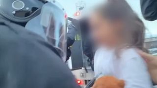VIDEO Rom&acirc;nii din Belfast, victime ale violențelor și atacurilor rasiste &icirc;n contextul protestelor din Irlanda de Nord