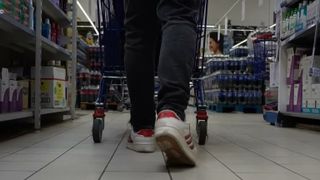 VIDEO Fenomenul furturilor și consumului de produse direct &icirc;n magazine, o problemă &icirc;n creștere &icirc;n Rom&acirc;nia