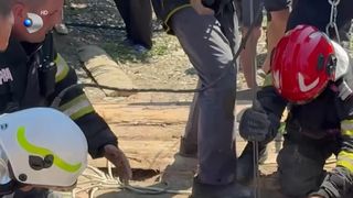 VIDEO Salvare spectaculoasă &icirc;n Vrancea. &Icirc;n ce stare se află fetița care a fost blocată la 8 metri ad&acirc;ncime, după ce a căzut l&acirc;ngă tuburile unei f&acirc;nt&acirc;ni