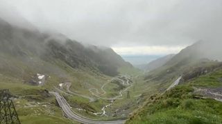 VIDEO S-a deschis Transfăgărășanul. Turiștii au ajuns deja pe celebrul drum 