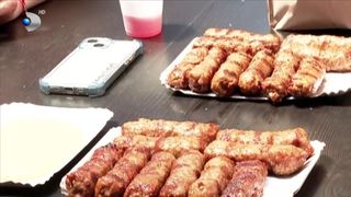 VIDEO &bdquo;Vin de obicei pentru m&acirc;ncare&rdquo;. Bucureștiul se gustă la Obor