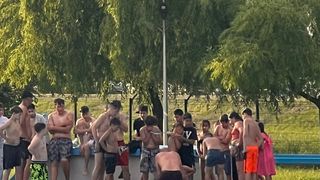 Copil de 5 ani &icirc;n stare gravă după ce a mers cu prietenii la ștrand și s-a &icirc;necat