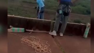 VIDEO O t&acirc;nără de 21 de ani a pierit după ce a fost aruncată fără coardă elastică de pe o st&acirc;ncă