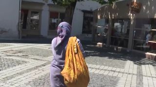 VIDEO Cerșetoria domină centrul Sibiului. Turiștii și comercianții sunt copleșiți 