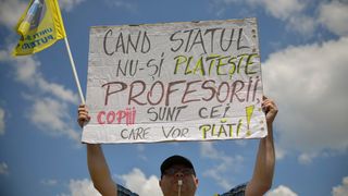 Profesorii protestează &icirc;n București față de legea salarizării. Nemulțumiri sunt și &icirc;n vămi, angajații fac grevă de avertisment 