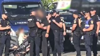 VIDEO Incident șocant &icirc;n centrul Capitalei! Jandarmii ar fi &icirc;mbr&acirc;ncit un tată cu copilul &icirc;n cărucior 