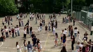 VIDEO Bătaie cu apă la finalul anului școlar &icirc;n Iași