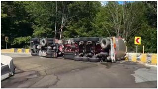 VIDEO O cisternă cu tone de benzină s-a răsturnat pe DN7, &icirc;n Argeș. Sunt scurgeri de combustibil pe carosabil. Traficul, deviat