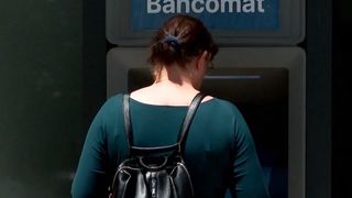 VIDEO Tinerii din Rom&acirc;nia, la limita sărăciei. Aproape 40% dintre ei răm&acirc;n cu mai puțin de 500 de lei la final de lună