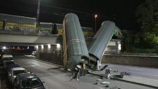 Vagoanele unui tren au căzut de pe un pod pe șosea, după ce două garnituri s-au ciocnit. O persoană a murit &icirc;n M&uuml;nchen