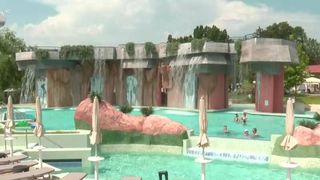 VIDEO Turiștii rom&acirc;ni, atrași de piscinele cu apă termală din Ungaria