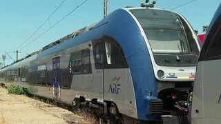 VIDEO &bdquo;Sunt de un an de zile aici&rdquo;. Trenurile stau nemișcate &icirc;n gară