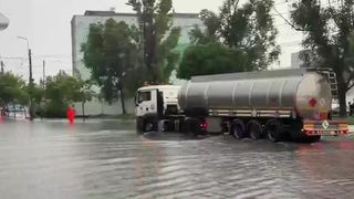 Străzi transformate &icirc;n r&acirc;uri după ploile torențiale