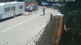 VIDEO Panică &icirc;n Ploiești! Mai multe persoane, amenințate cu o armă de un bărbat