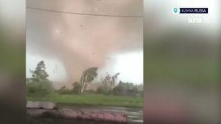 VIDEO Tornadă rară &icirc;n Rusia! Zeci de oameni au fost răniți, iar pagubele materiale sunt uriașe