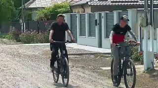 VIDEO Sătenii cer soluții reale pentru ieșirea din sărăcie, &icirc;n timp ce politicienii &icirc;ncearcă să voteze un Guvern: &bdquo;&Icirc;și bat joc de noi&rdquo;