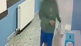 VIDEO T&acirc;năr din București prins după ce a jefuit o școală. A furat bunuri &icirc;n valoare de 10.000 de lei
