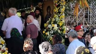 VIDEO Mii de credincioși la hramul Mănăstirii Sf&acirc;ntului Ioan cel Nou din Suceava. O zi de sărbătoare umbrită de &icirc;mbulzeală