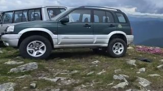 VIDEO V&acirc;rful Leota, din Munții Carpați, transformat &icirc;n parcare ilegală. Bujorii de munte, călcați de mașinile de teren și turiștii nepăsători