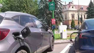 VIDEO &bdquo;Amenzile o să oblige multă lume&rdquo;. Ocuparea abuzivă a parcărilor pentru mașini electrice, noi sancțiuni