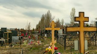 Un băiat de 12 ani a murit &icirc;ntr-un cimitir din Cluj, după ce o cruce s-a prăbușit peste el. Copilul &icirc;și &icirc;nsoțea tatăl ca să curețe un morm&acirc;nt