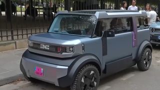 VIDEO Dacia Hipster cucerește Parisul. Cum arată viitorul mobilității electrice &icirc;n doar 3 metri