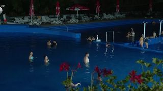 VIDEO &bdquo;Ne mai răcorim un pic&rdquo;. Canicula i-a scos la ștrand și noaptea