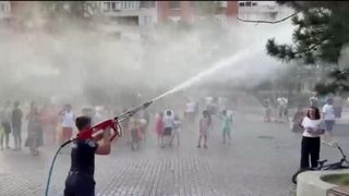Oamenii din Oradea s-au racorit cu apa de la pompieri