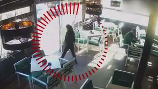 VIDEO Explozie neașteptată &icirc;n T&acirc;rgu Jiu. Geamurile unui restaurant, făcute ț&acirc;ndări după explozia unui cauciuc de mașină de gunoi