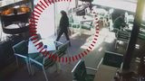 VIDEO Explozie neașteptată &icirc;n T&acirc;rgu Jiu. Geamurile unui restaurant, făcute ț&acirc;ndări după explozia unui cauciuc de mașină de gunoi