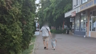 VIDEO Incident șocant la Iași. O fetiță a fost lăsată singură &icirc;ntr-o mașină &icirc;ncinsă, la 50 de grade Celsius, &icirc;n plin cod roșu de caniculă