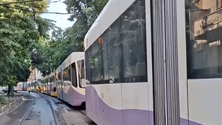 VIDEO Canicula extremă blochează traficul. Infrastructura a cedat sub soare 
